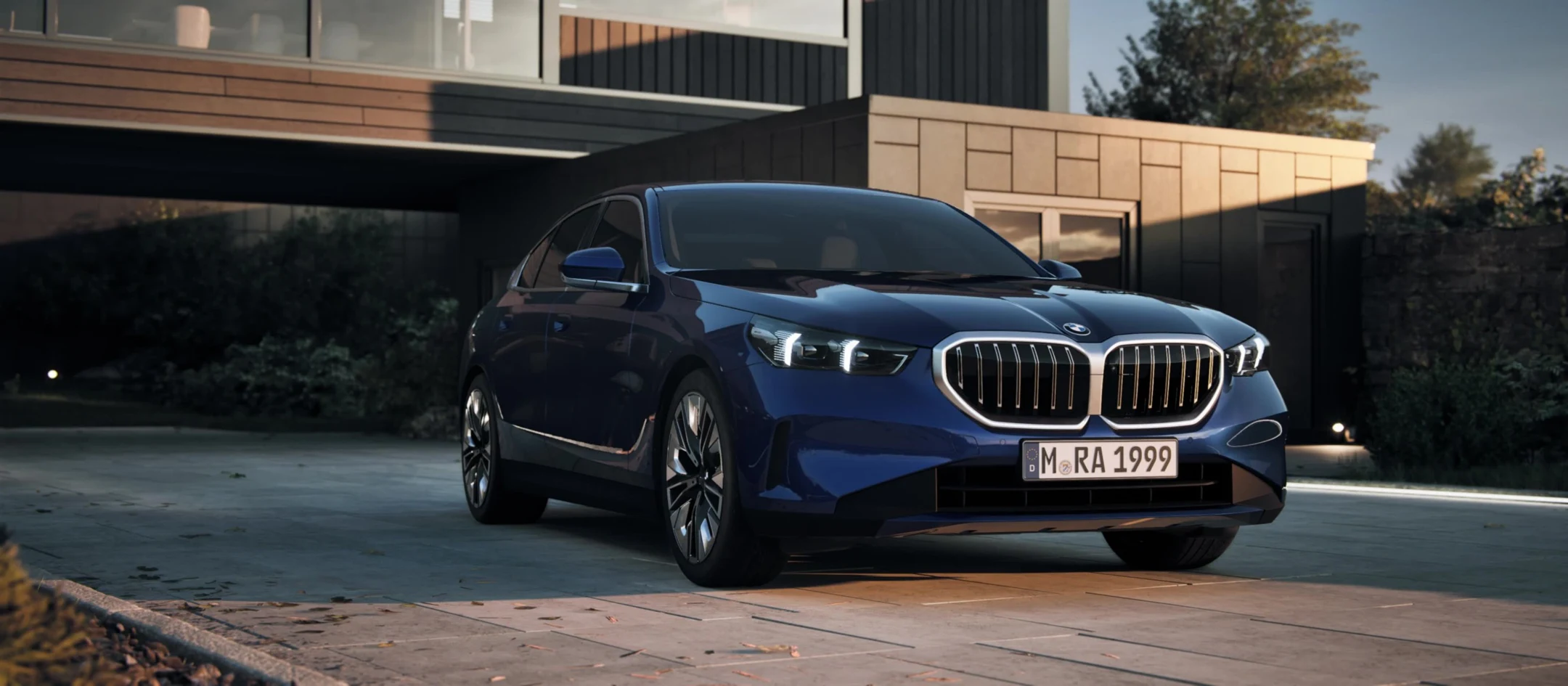 도심의 건축물을 배경으로 세워진 블루 BMW 5시리즈